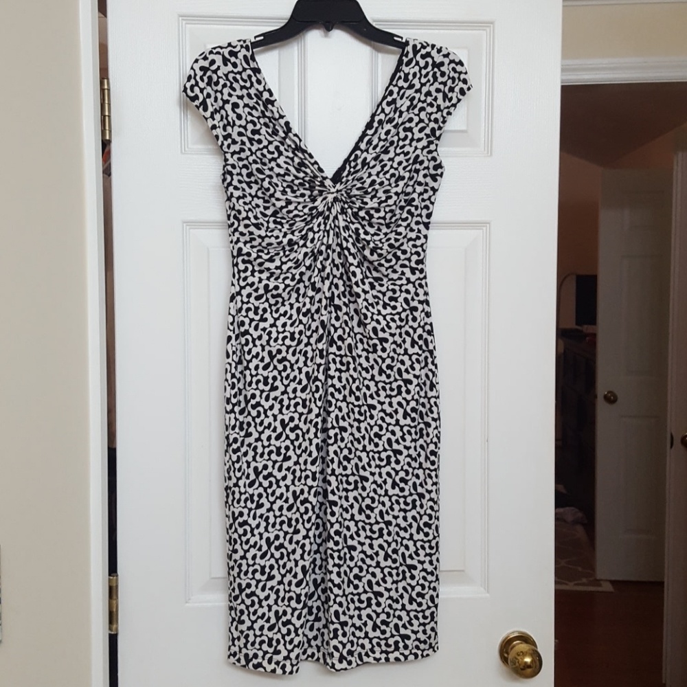 Maggy London Fitted Geometric V Neck Dress